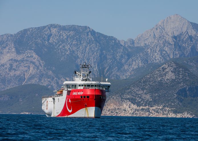 Het Turkse onderzoeksschip Oruc Reis voor de kust van Antalya. Turkije wil in de wateren bij Cyprus zoeken naar gas en olie.