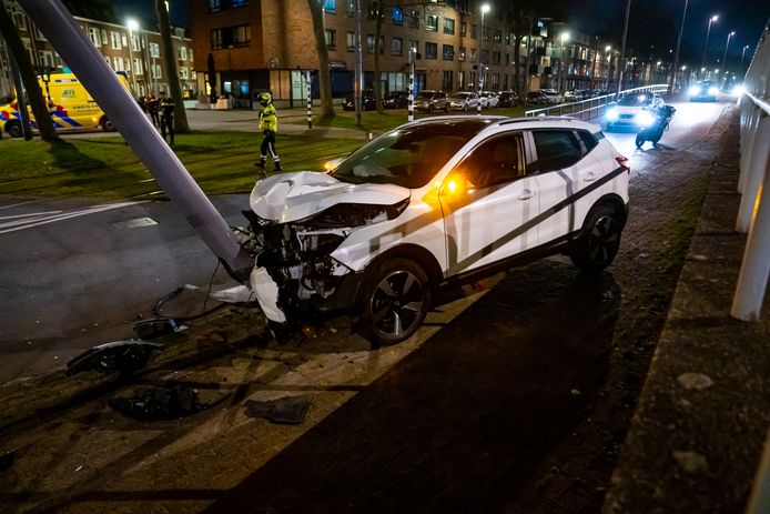 De auto botste frontaal tegen een lantaarnpaal.