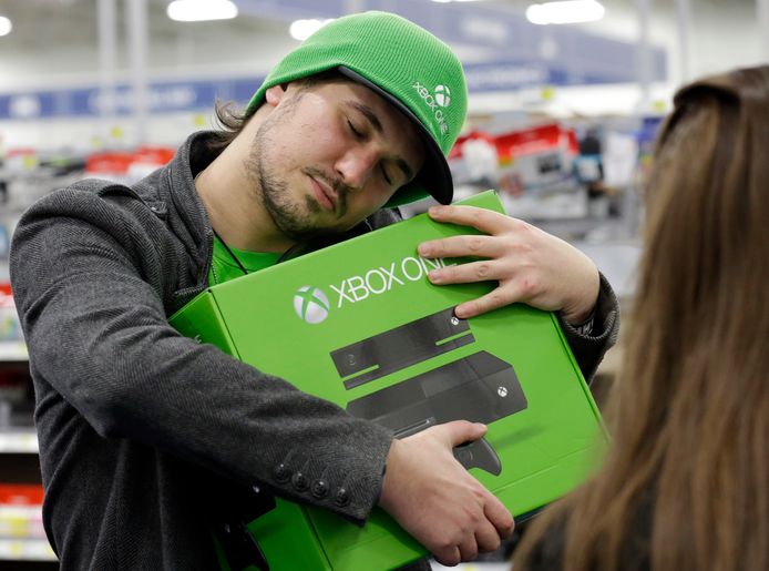 Deze Amerikaan is wat blij met zijn pas aangekochte  Xbox One in een multimediawinkel in Chicago. (Foto uit 2013). (Foto ter illustratie)