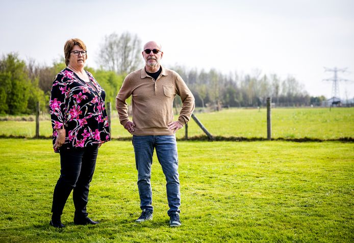 Jan en Janette Kranendonk voor het perceel waarop mogelijk gaat worden gebouwd.