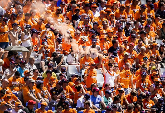 Oranjefans van Max Verstappen op de tribune in Oostenrijk.