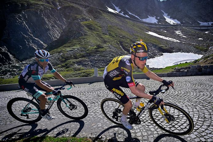 Sam Oomen als kopman met in zijn wiel Esteban Chaves tijdens de Ronde van Zwitserland.