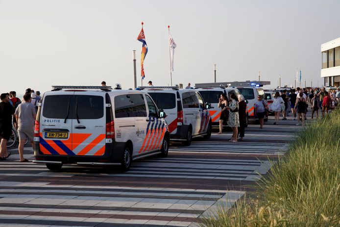 Woensdagavond om 20.35 uur is de politie massaal ingezet aan de Boulevard in Zandvoort. De aanleiding van de grote inzet zou een vechtpartij op het strand zijn geweest.