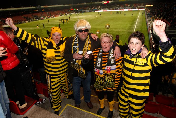 Voetbalsupporters in een carnavalskostuum. Foto ter illustratie.