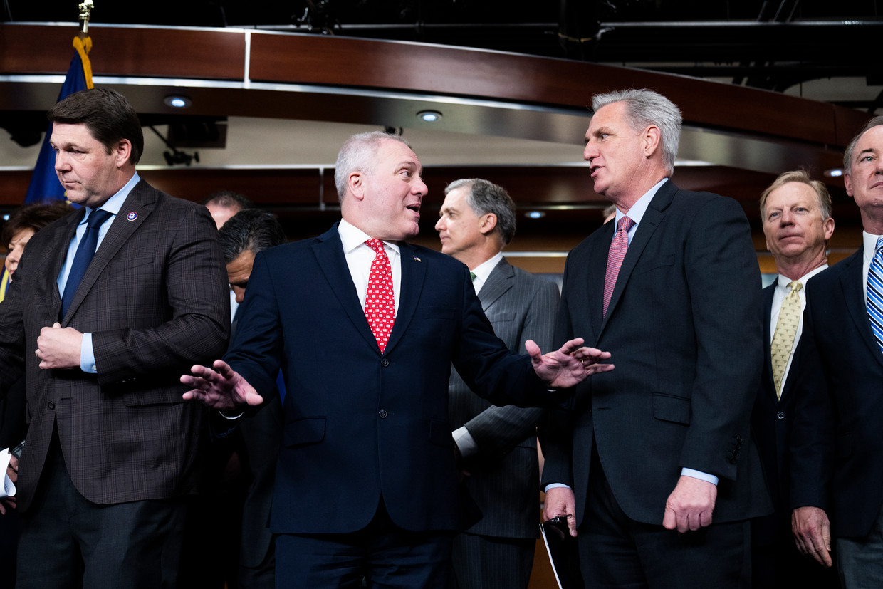 De Republikeinse politici Kevin McCarthy (rechts) en Steve Scalise (midden). Beeld CQ-Roll Call, Inc via Getty Images