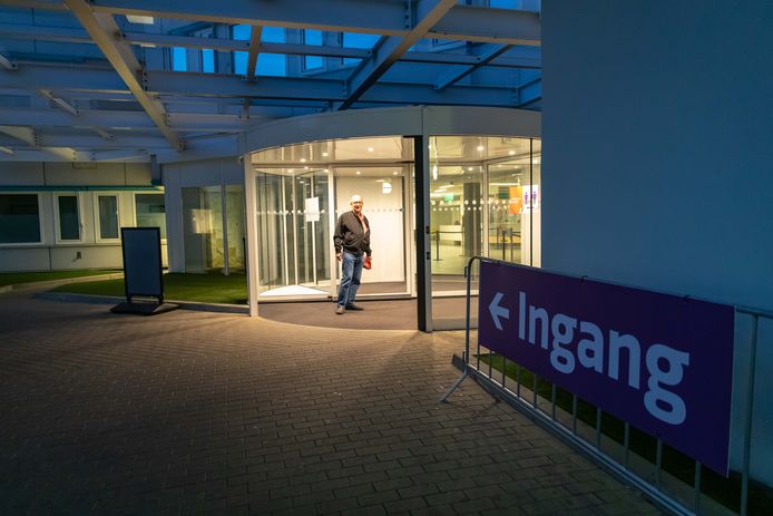 Verpleegkundige Bart Wijnnobel gaat aan de slag.