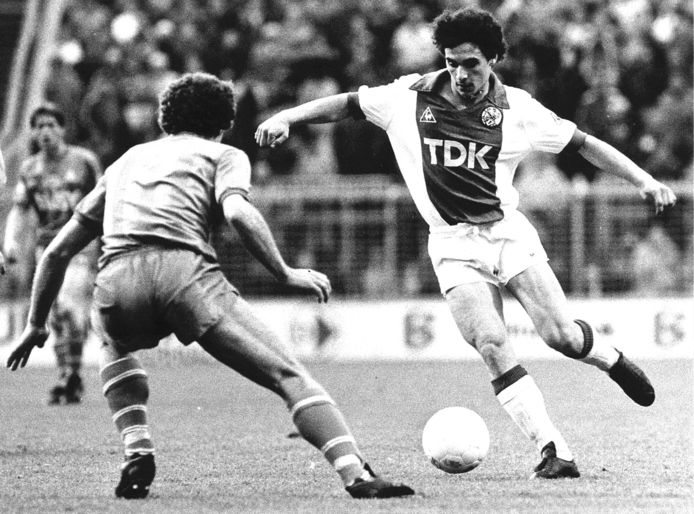 Gerald Vanenburg in 1983 met Ajax in actie tegen NEC.