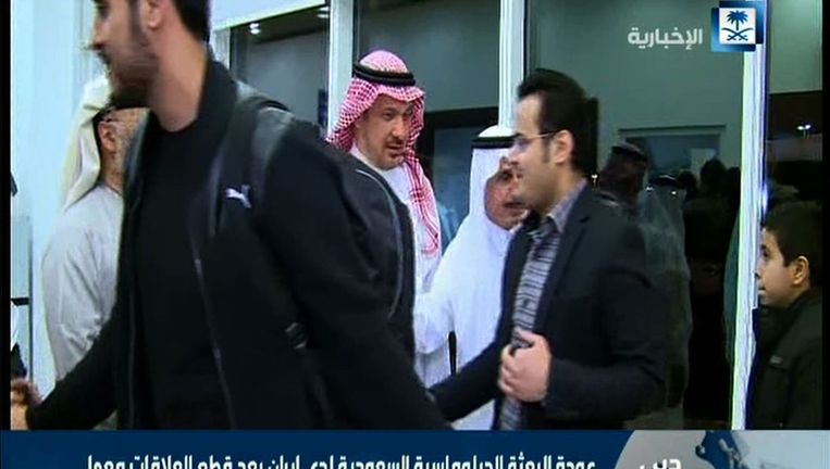 Screenshot van het Saoedische tv-station Al-Ikhbariya waarop leden van de Saoedische diplomatieke missie te zien zijn, die uit Iran zijn vertrokken en aankomen in Dubai. Beeld afp