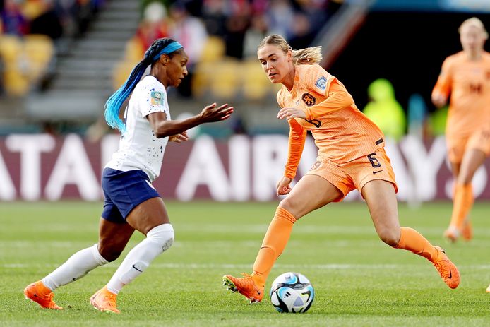 Jill Roord van Nederland en Crystal Alyssia Soubier van de Verenigde Staten tijdens de FIFA Women's World Cup, beide met schoenen van Nike.