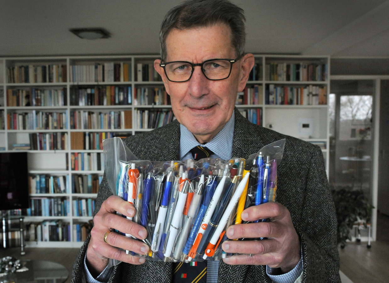 Pennen met spiekbriefje van de heer Van Dale Foto pzc.nl