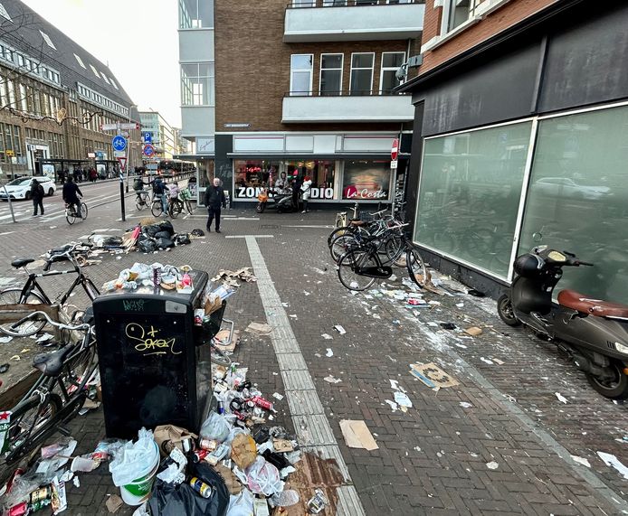 Vuilnis op de hoek van Neude, Loeff Berchnmakerstraat en Voorstraat