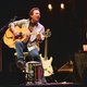 Met slechts zijn stem en gitaar kreeg Eddie Vedder het publiek in Vorst muisstil ★★★★☆