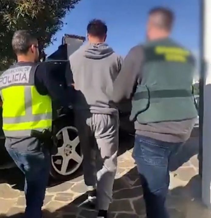 De arrestatie van de verdachten ging gepaard met huiszoekingen in zeven eigendommen aan de Costa del Sol (Fuengirola, Mijas, Estepona) en op de Canarische Eilanden (Maspalomas).