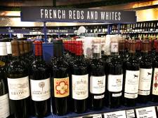 Avant le G7, Trump menace encore de taxer les vins français