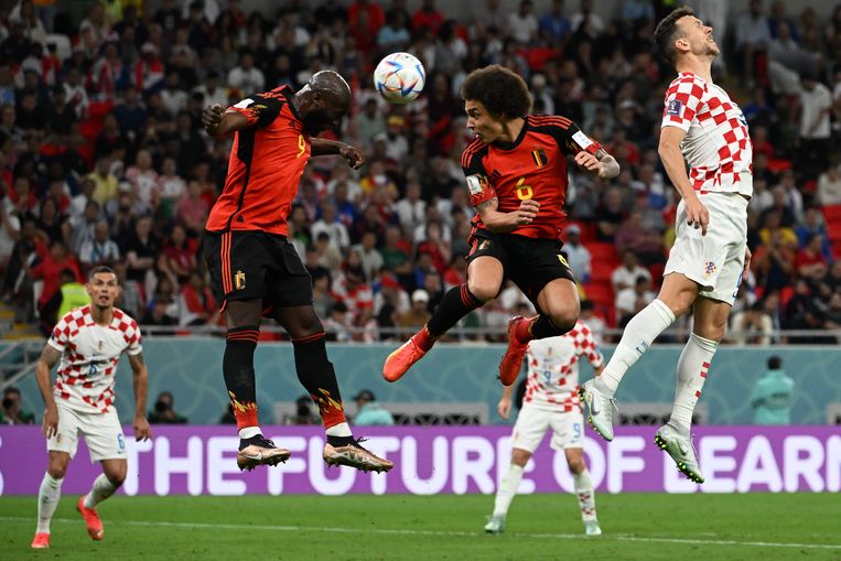 Romelu Lukaku, die drie op tien kreeg in de Franse sportkrant 'L'Equipe', en Axel Witsel veren hoog op in de wedstrijd tegen Kroatië. Beeld AFP