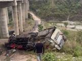 Bus ligt op de kop in Himalaya na dodelijke val van brug