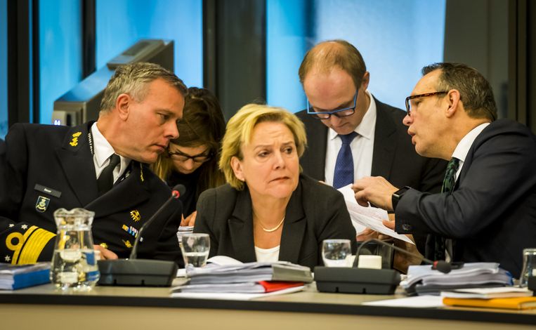 Minister Ank Bijleveld en commandant Rob Bauer (l) in 2017 tijdens een debat over de verlenging van de missie.  Beeld ANP