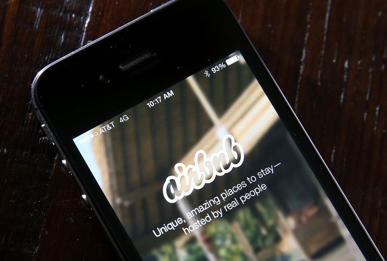 Airbnb, de app waarmee men makkelijk woningen huurt en verhuurt. Beeld afp