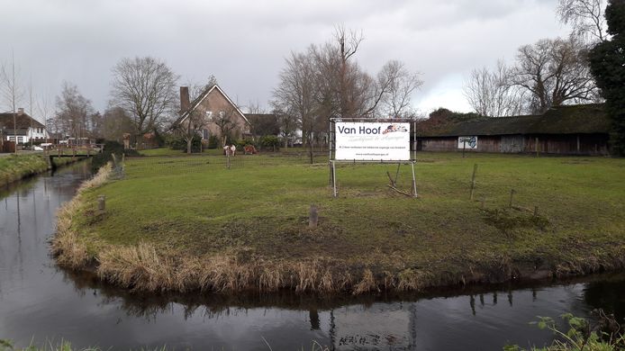 Op deze plek aan de Pastoor Smitstraat in Olland komen ruim 30 woningen.