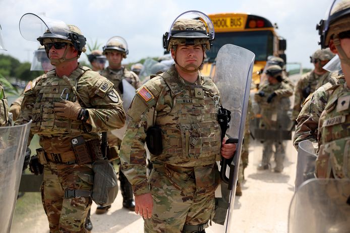 Leden van de Texaanse National Guard worden ingezet op de drukke grensovergang in Brownsville, Texas.