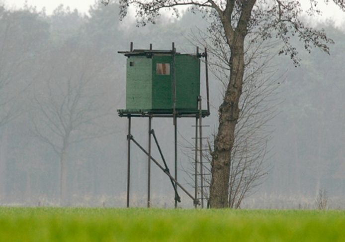 Een hoogzit voor jagers in de velden van Markvelde. De gemeente Berkelland wil dat eigenaren in haar gebied een bouwvergunning aanvragen. Foto Jan Houwers