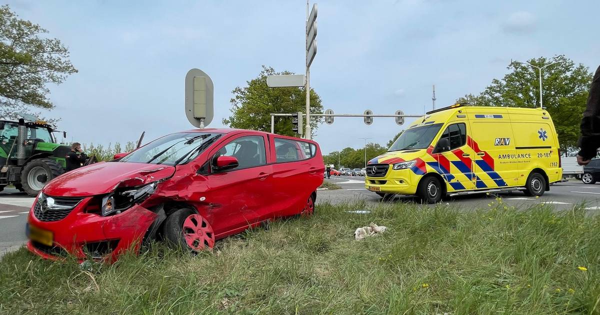 Twee botsingen op kruising N65 Biezenmortel, oude bestuurster naar het ziekenhuis