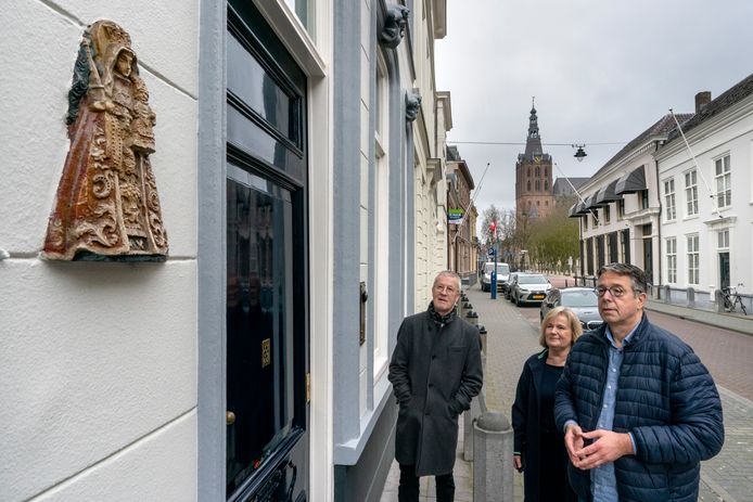 Proost Ruud Dirriwachter (rechts) Erna van Poppel en Bob Saarloos van het broederschap willen Maria in huis brengen.