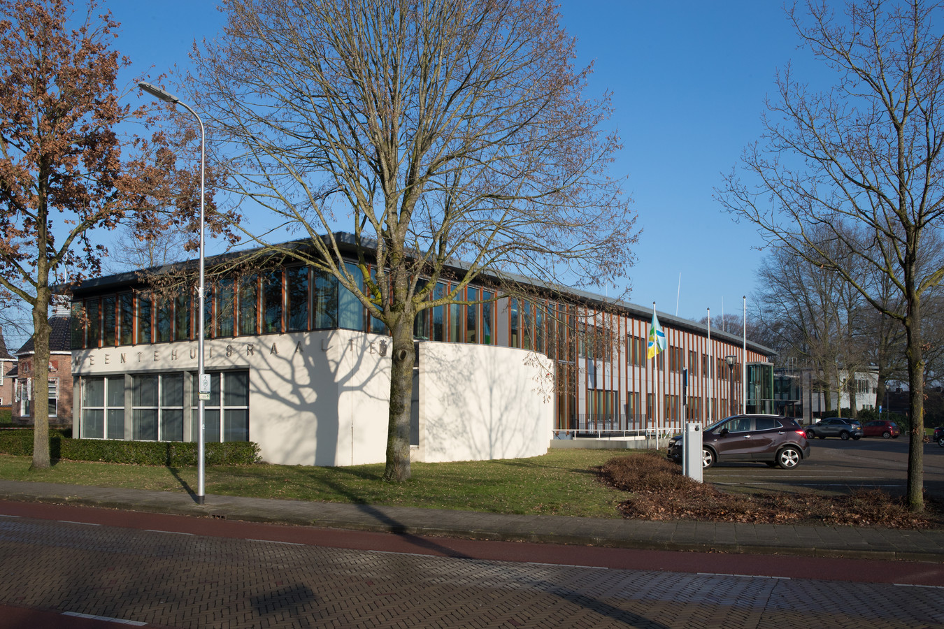 Als het aan het college ligt, wordt het gemeentehuis aan de Zwolsestraat in Raalte grondig verbouwd.