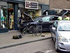 Ravage nadat vrouw met Tesla winkelpand inrijdt in Rotterdam-Hillegersberg