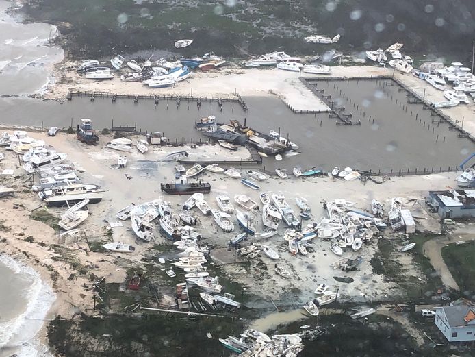 Op de Bahama's zijn zeker vijf doden gevallen door de orkaan. De schade is ook enorm.