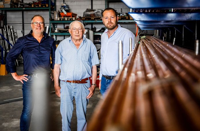 Van links naar rechts: Henry Korevaar, Ad Korevaar en toekomstig bedrijfsleider Huib van Duin. ,,Ik werd er altijd zenuwachtig van als ik aan het werk was en werd afgeleid'', zegt de 84-jarige Ad.