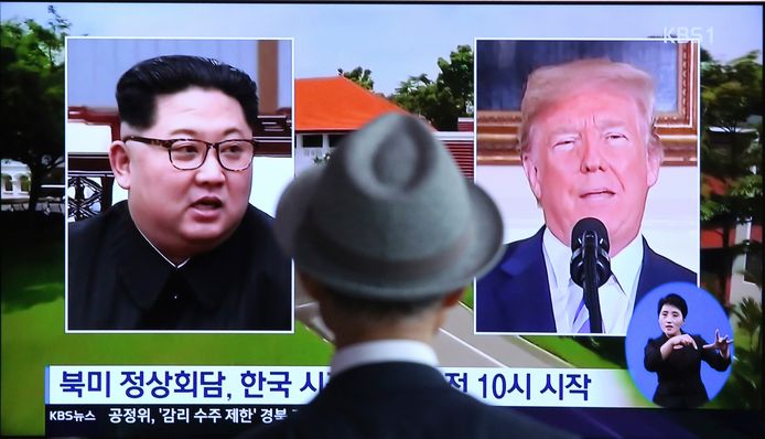 Een man kijkt tv in een treinstation in Seoul in Zuid-Korea waarop nieuws over de historische stop met Donald Trump en Kim Jong-un wordt uitgezonden.