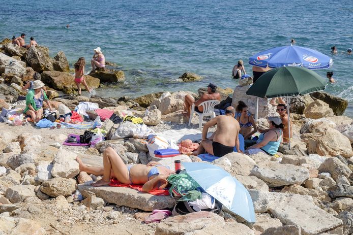 Zonnekloppen en pootjebaden op een Grieks eiland: vanaf volgende maand zal het weer kunnen.