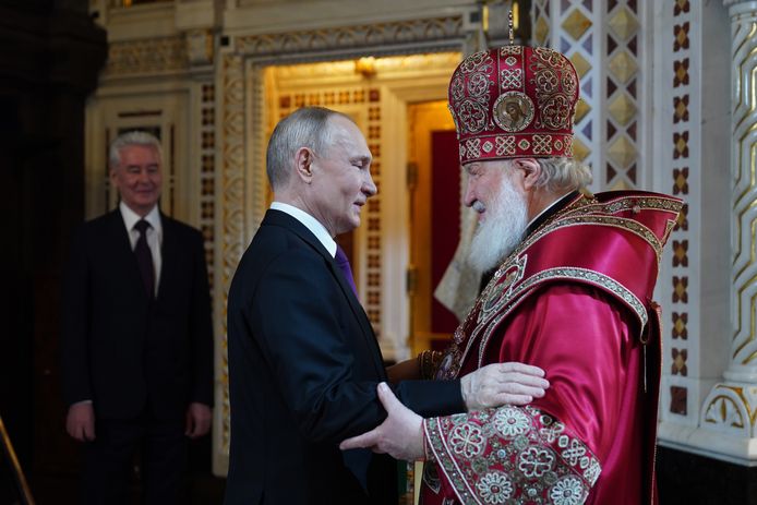 De Russische president Vladimir Poetin vierde zondagochtend orthodox Pasen in de Christus-Verlosserkathedraal in Moskou, samen met patriarch Kirill, de geestelijke leider van de Russisch-orthodoxe Kerk..