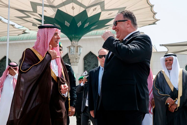 De Amerikaanse minister van Buitenlandse Zaken Pompeo maandag met zijn Saoedische collega Adel al-Jubeir in Jeddah. Met een internationale coalitie wil hij Iran verder isoleren. Beeld AFP
