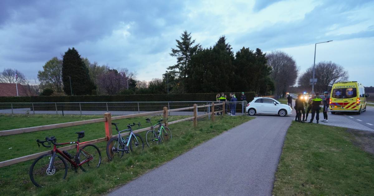 Drie wielrenners naar het ziekenhuis na aanrijding met auto in Wolfheze.