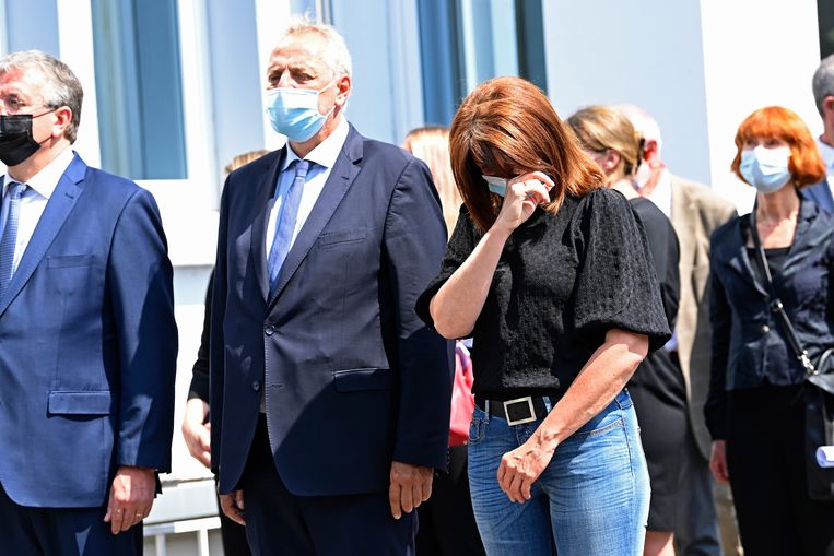 Burgemeester van Verviers Muriel Targnion krijgt het zichtbaar moeilijk tijdens het stiltemoment. Beeld BELGA