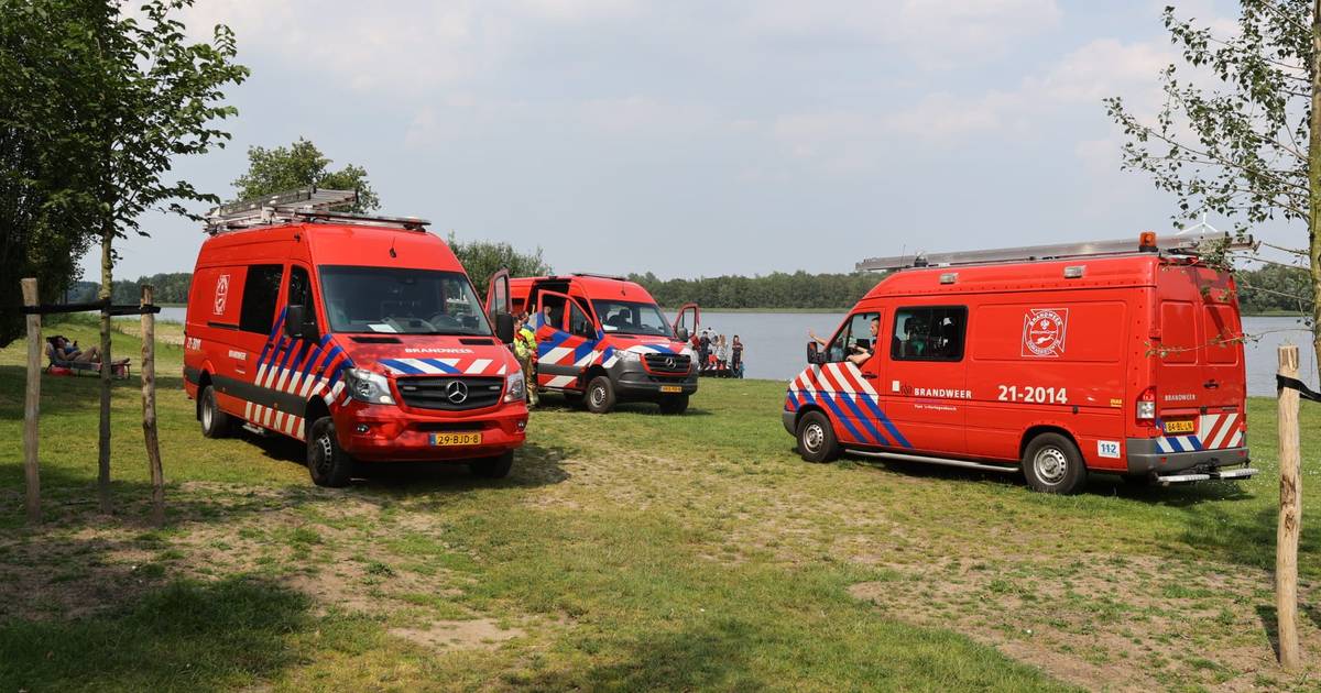Met man en macht gezocht naar ‘vermiste vrouw’ bij plas in Vlijmen, maar ze blijkt gewoon in de zon 