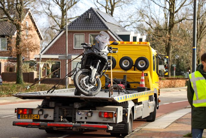 De motor moest worden weggesleept na het ongeluk op de kruising van de Hoofdstraat met de Diepesteeg in De Steeg.