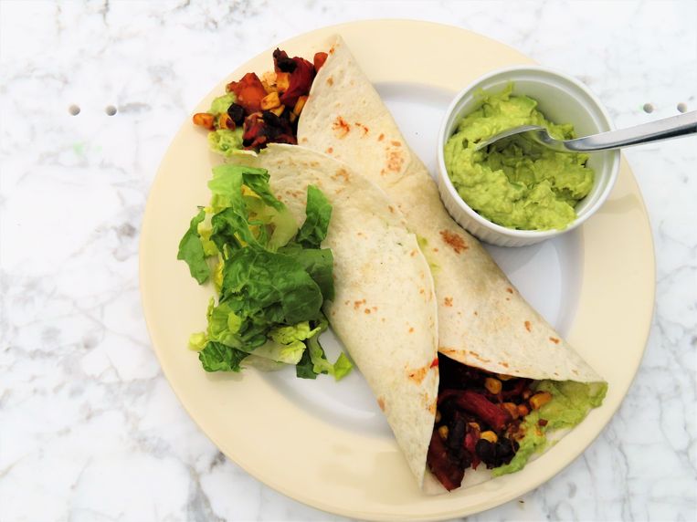 Wortelwraps met guacamole. Beeld Loethe Olthuis