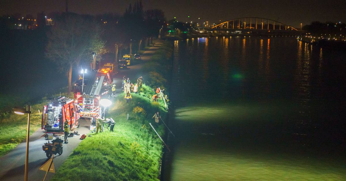 Grote zoekactie naar auto in Utrechts kanaal: voertuig vermoedelijk betrokken bij ernstige aanrijding - AD.nl.