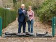 Gedeputeerde Bart Nevens en Tania Roskams, schepen van Lubbeek, brengen zandzakken aan. Lubbeek kan voortaan beroep doen op het provinciale subsidiereglement voor waterpreventieve maatregelen.