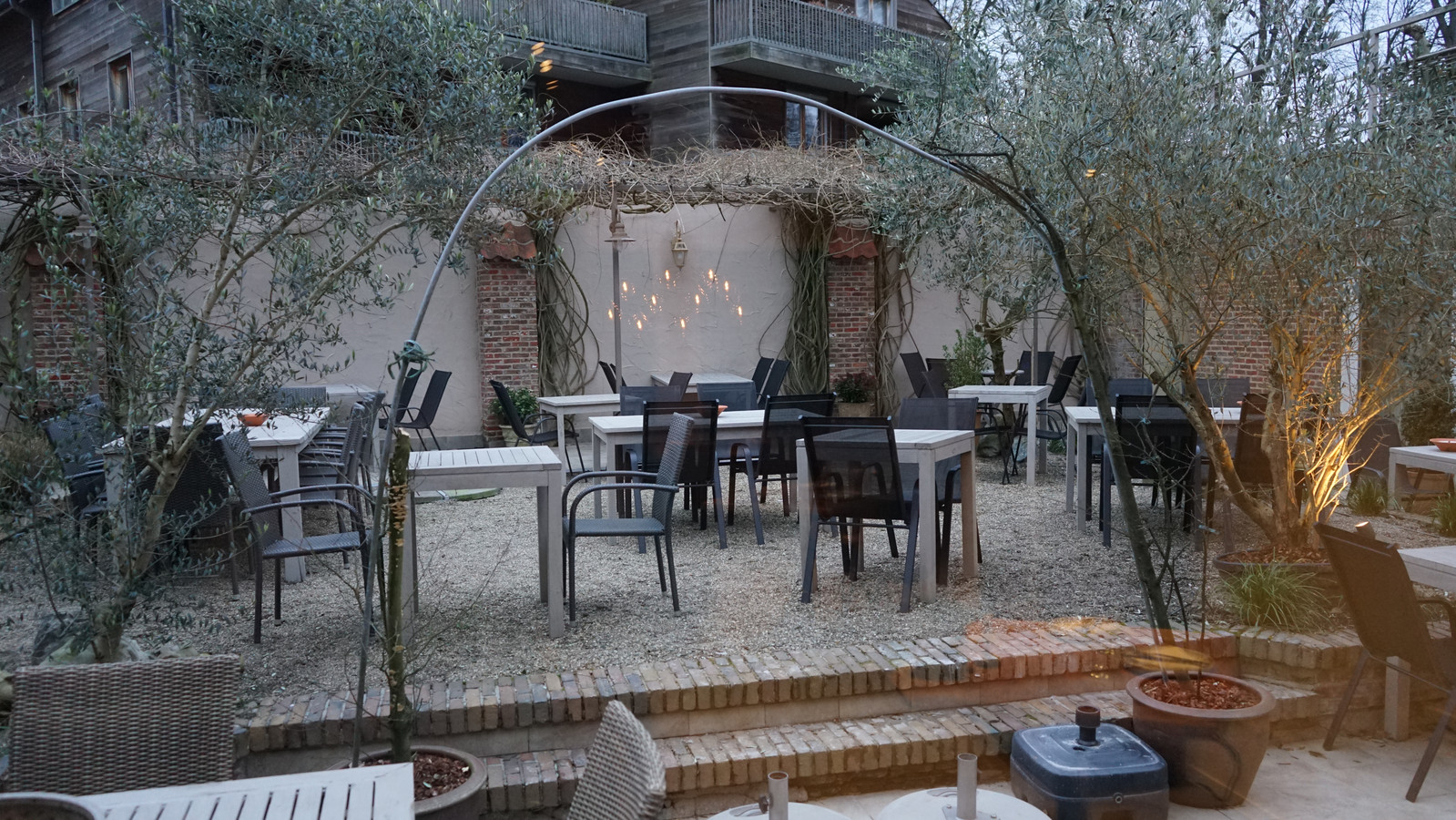 NET OPEN. Sam (25) verhuist populaire wijn en gastrobar naar Bazel