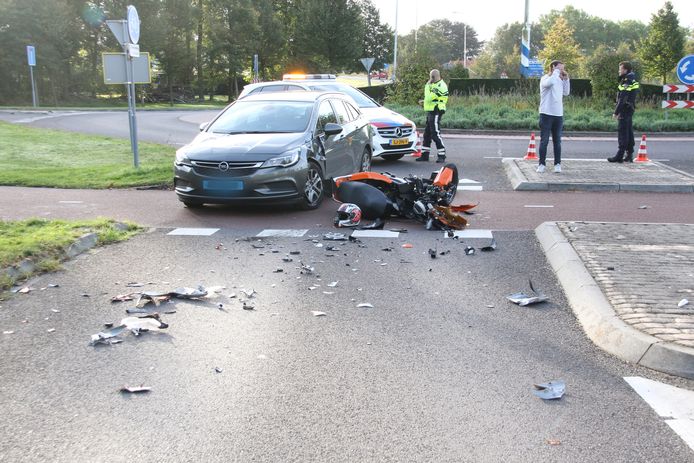 De twee voertuigen die bij het ongeval in Wierden betrokken waren.