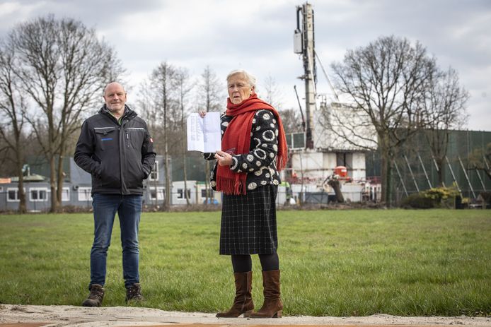 Omwonenden hebben handtekeningen verzameld tegen het injecteren van vervuild water bij Rossum. Oskar Greven en Annie oude Engberink laten ze zien.