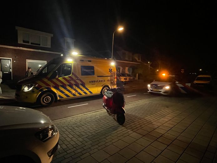 De bestuurder van de scooter is met onbekend letsel overgebracht naar het ziekenhuis.