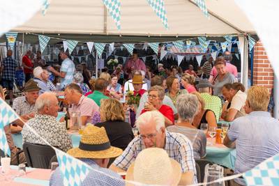‘Goei volluk, skôn buurt’: buurtvereniging ’t Woud in Den Dungen viert jubileumfeest met boek
