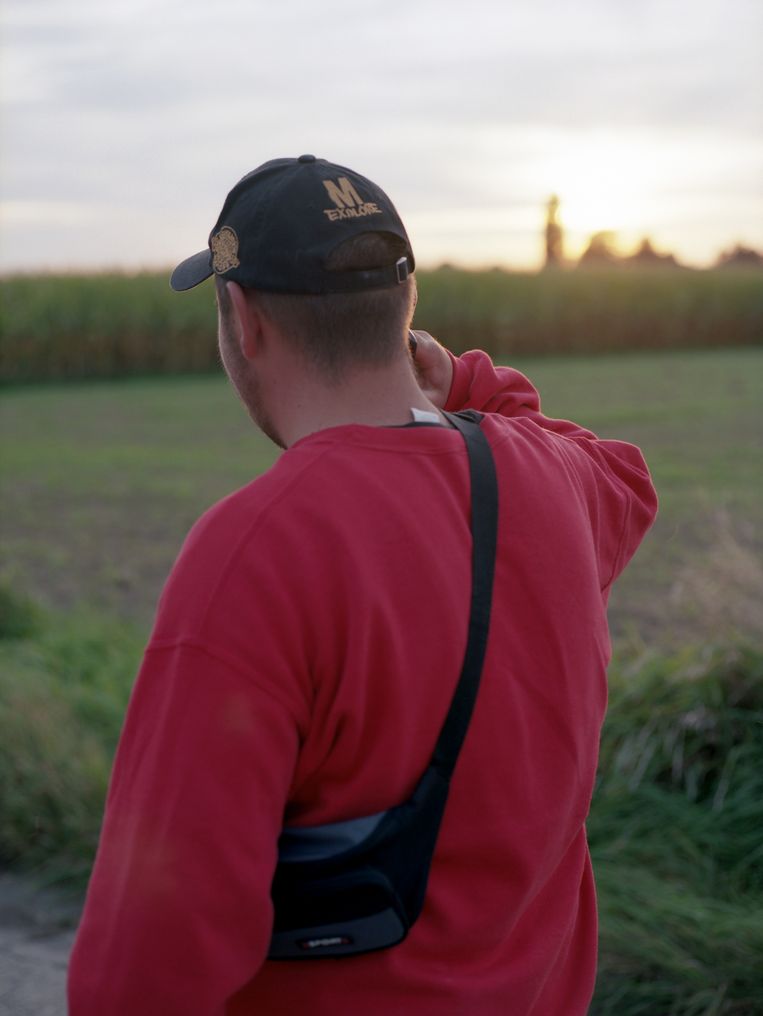 Een seizoensarbeider, gefotografeerd door Jonathan De Maeyer, uit zijn fotoreeks 'Showing the room and telling someone’. Beeld Jonathan De Maeyer