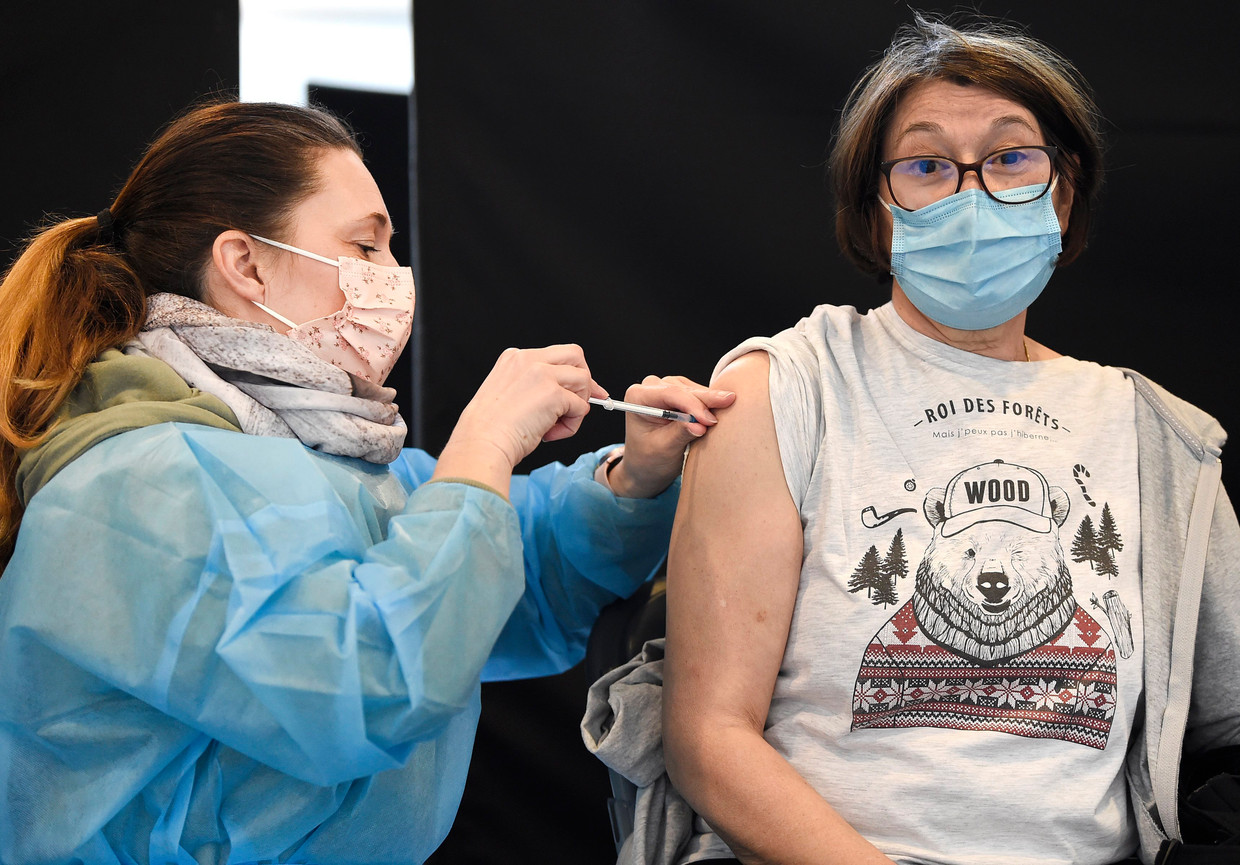 Na een bewogen  dag bleek de versnelling in de vaccinatiecampagne toch een pak kleiner dan gehoopt. Beeld Photo News
