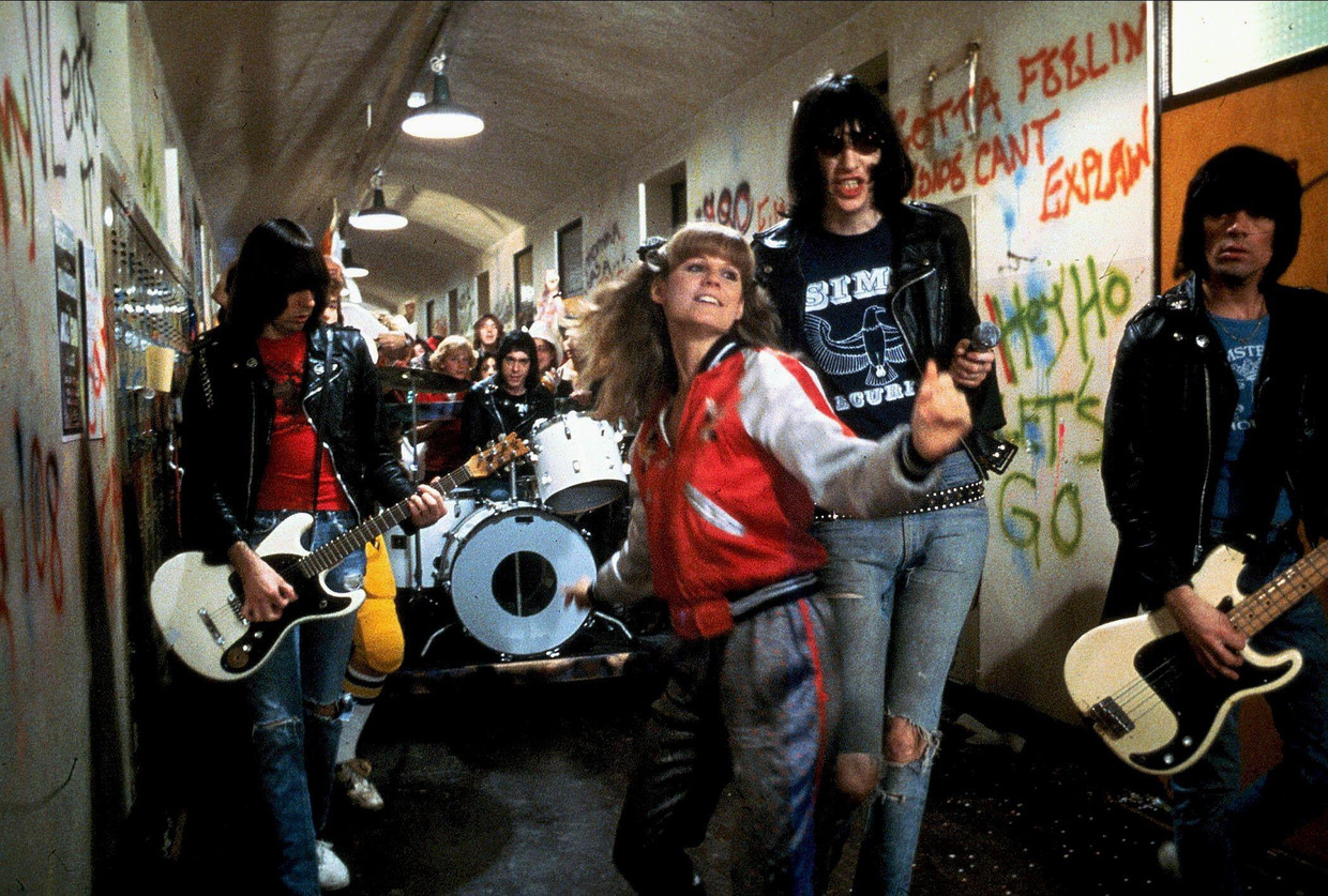 Op het einde van de film ‘Rock ‘n‘ Roll High School’, met P.J. Soles als Riff Randell (foto midden), spelen de Ramones hun gelijknamige liedje.  Beeld Alamy Stock Photo